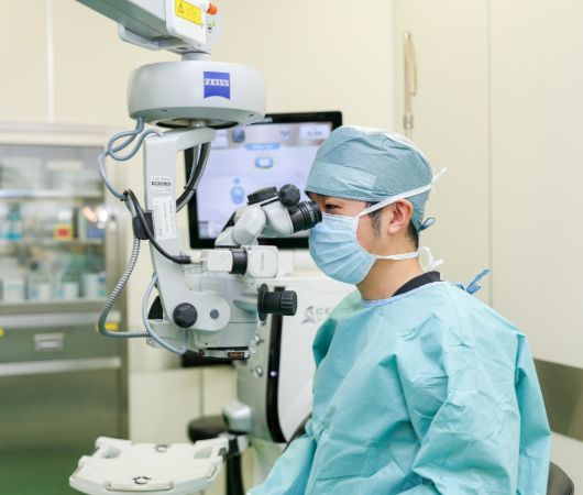 医師がマイクロスコープを使って手術をしている様子