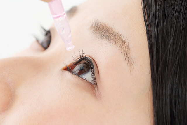 点眼中の女性
